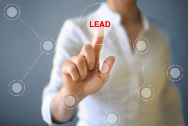 Dedo pulsando la palabra Lead en una pantalla